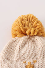 Load image into Gallery viewer, Beige pompom bee cable beanie
