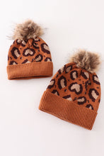 Load image into Gallery viewer, Brown pompom leopard cable beanie
