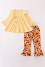 Load image into Gallery viewer, Beige velvet pumpkin girl ruffle pants set
