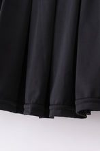 Load image into Gallery viewer, Black Pleats active mom&amp;me skorts
