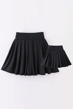 Load image into Gallery viewer, Black Pleats active mom&amp;me skorts
